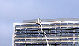Limpiezas en alturas con plataformas elevadoras o andamios en Elda - Alicante Limpiezas en alturas con plataformas elevadoras o andamios en Elda - Alicante